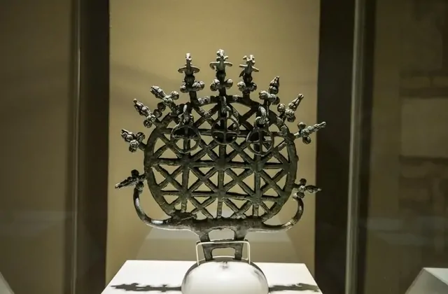 Exhibición de artefactos en el Museo de las Civilizaciones de Anatolia en Ankara Turquía