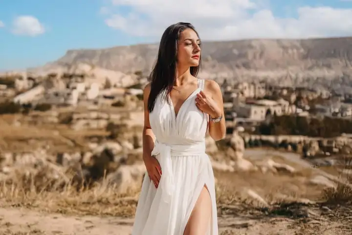 Una modelo con una prenda vaporosa fotografiada como parte de una serie de retratos en un pintoresco monumento de Capadocia en Turquía, mostrando la magia de la fotografía de viaje profesional en este extraordinario destino.