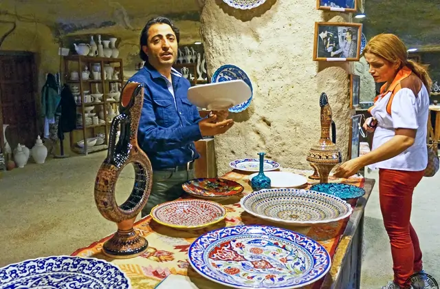 Primo piano di argilla bagnata sapientemente centrata su un tornio per ceramica ad Avanos, città rinomata per la sua ceramica nel Red Tour della Cappadocia.