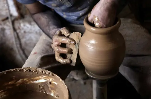 Cerámica capadocia pintada a mano con motivos turcos tradicionales expuesta en un taller de Avanos en la ruta del Red Tour.