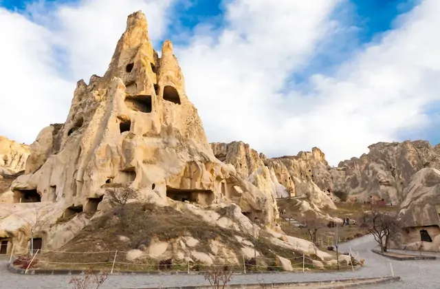 Frescos bizantinos conservados dentro de una iglesia rupestre en el Museo al Aire Libre de Göreme, mostrando siglos de arte cristiano en Capadocia, Turquía.