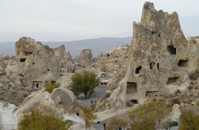 Un estrecho camino tallado entre formaciones de roca tobácea que lleva a celdas monásticas en el Museo al Aire Libre de Göreme en el Red Tour de Capadocia.