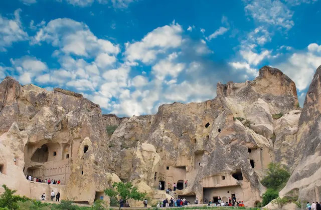 Gradini scavati nella roccia vulcanica scendono verso un refettorio sotterraneo nel Museo all'Aperto di Göreme, una tappa del Red Tour in Cappadocia, Turchia.