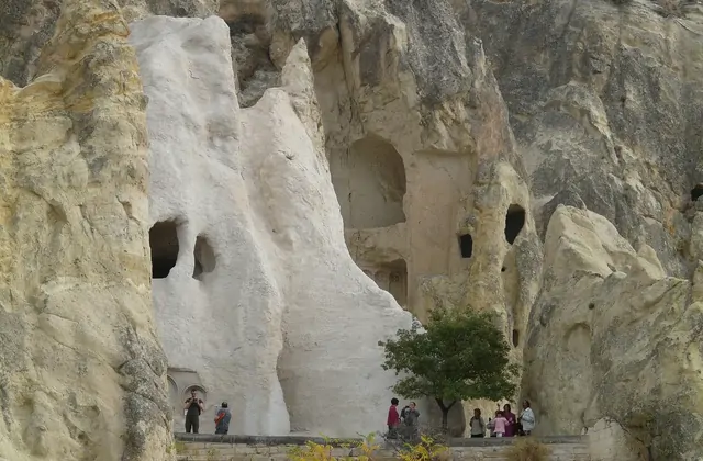 Colorati affreschi religiosi dell'era bizantina che ricoprono le pareti e il soffitto della navata di una chiesa rupestre a Göreme, sito UNESCO nel Red Tour della Cappadocia.