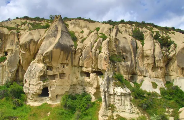 Dettaglio di un affresco bizantino raffigurante un santo con iscrizione greca all'interno di una delle chiese rupestri di Göreme, un tesoro culturale nel Red Tour della Cappadocia.