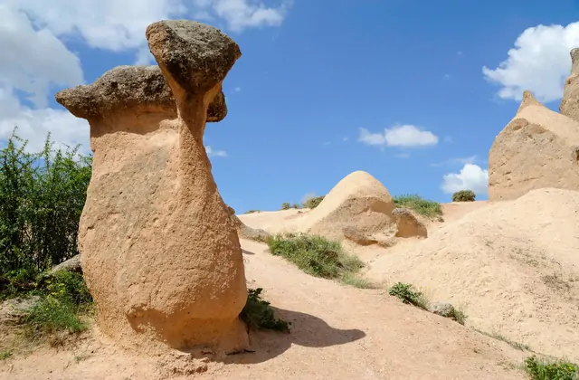 Un'ampia ripresa di presentazione della Valle di Devrent, Cappadocia, scattata dall'area parcheggio del Red Tour che mostra tutta l'ampiezza del paesaggio di sculture rocciose naturali.