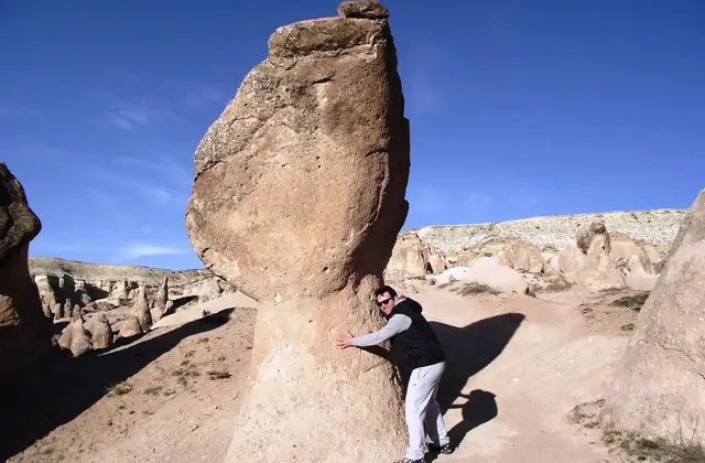Un'immagine di dettaglio della trama a nido d'ape erosa dal vento sulla superficie di un camino delle fate nella Valle dell'Immaginazione Devrent, Cappadocia, tappa geologica del Red Tour.