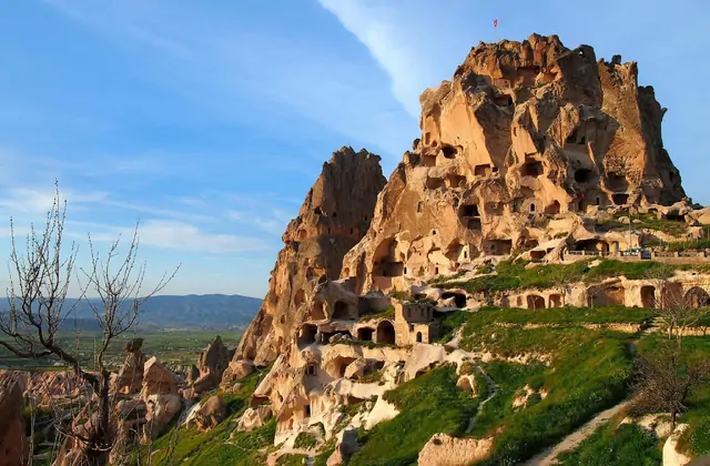 El Castillo de Üçhisar elevándose dramáticamente sobre la llanura de Capadocia, una fortaleza de roca volcánica monolítica y el punto más alto visitado en el Red Tour en Turquía.