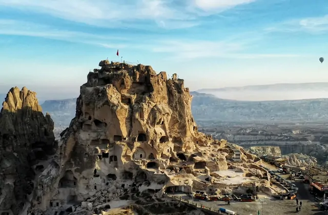Vista panorámica de 360 grados desde la cima del Castillo de Üçhisar con vistas al valle de Capadocia con Göreme y el paisaje circundante de chimeneas de hadas visible en el Red Tour.