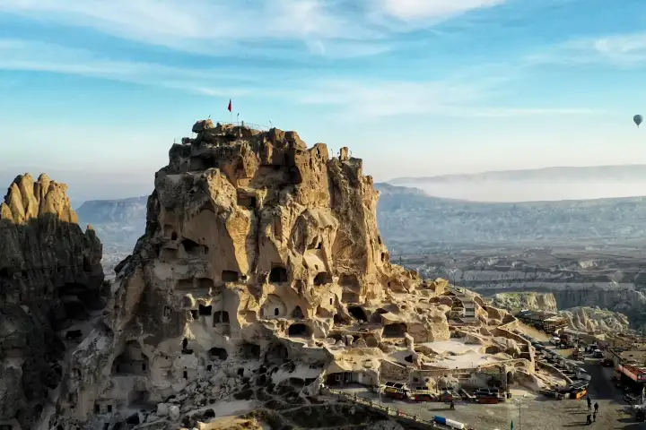 Vista panoramica a 360 gradi dalla sommità del Castello di Üçhisar che domina la valle della Cappadocia con Göreme e il paesaggio circostante di camini delle fate visibili nel Red Tour.
