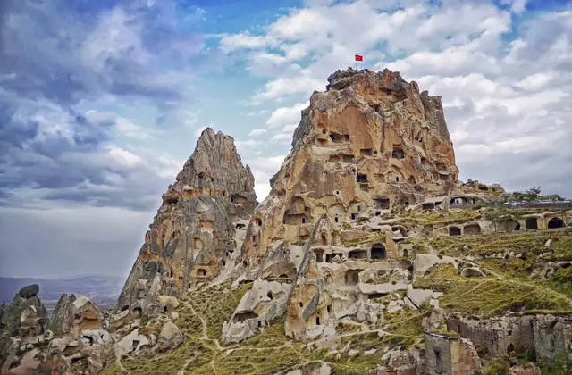 Scala in pietra sinuosa che conduce alle camere superiori all'interno del Castello di Üçhisar, intagliata direttamente nel tufo vulcanico di questo punto di riferimento del Red Tour della Cappadocia.