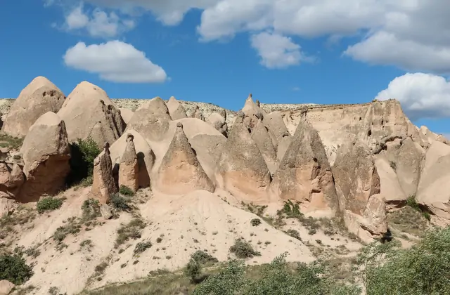 Abitazioni rupestri a più piani impilate nella parete di tufo a Zelve Open Air Museum, che mostra come un'intera comunità vivesse nella roccia in Cappadocia.