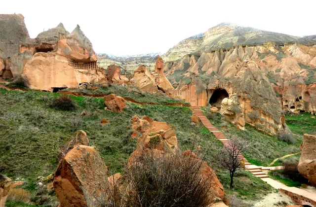L'area di frana nella seconda valle di Zelve che mostra drammatiche formazioni ad arco naturale, uno spettacolo geologico nel Red Tour della Cappadocia.