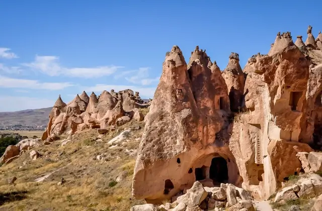 Percorso di uscita nel Museo all'Aperto di Zelve incorniciato da alte pareti di tufo su entrambi i lati, il passaggio finale di questo antico villaggio rupestre del Red Tour della Cappadocia.
