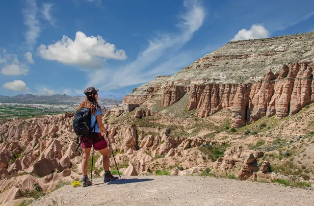Pasarela soleada sobre el Valle de las Palomas entre Uchisar y Göreme, Capadocia, revelando la profundidad del cañón con sus icónicas palomeras talladas en el Yellow Tour.