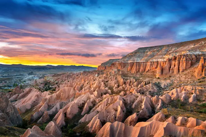 Sentiero tortuoso attraverso Güllüdere (Valle delle Rose), Cappadocia, con imponenti pareti di tufo rosa su entrambi i lati che formano un corridoio naturale nel Cappadocia Yellow Tour.