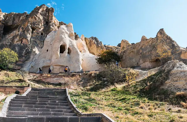 Sala principale della Città Sotterranea di Özkonak in Cappadocia, con colonne di tufo scolpito che sorreggono il soffitto di questo vasto rifugio sotterraneo nel Cappadocia Yellow Tour.