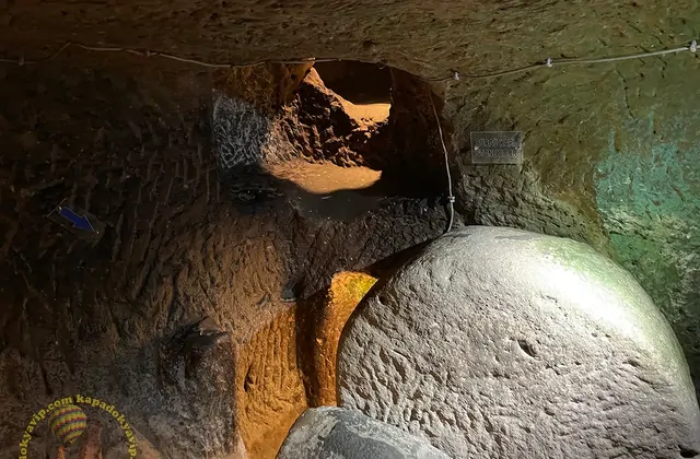 Passaggio a tunnel basso all'interno della Città Sotterranea di Özkonak in Cappadocia, scavato nel tufo vulcanico e usato come rifugio durante le persecuzioni paleocristiane nel Cappadocia Yellow Tour.