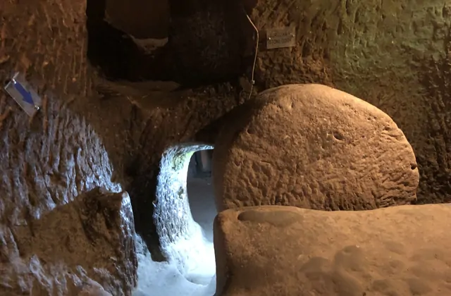 Pozo de ventilación que desciende por varios niveles de la Ciudad Subterránea de Özkonak, Capadocia, proporcionando aire fresco y comunicación entre pisos en este sitio del Yellow Tour.
