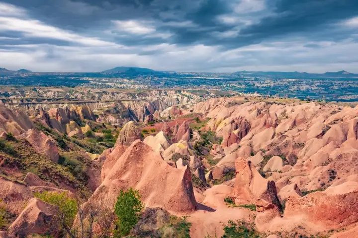 Morbidi strati di tufo vulcanico ambrato e rosato a Güllüdere, Cappadocia, che brillano nella luce mattutina e danno alla Valle delle Rose il suo nome, visitati nel Cappadocia Yellow Tour.