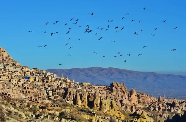 Antiche aperture di grotte nella Valle dei Piccioni in Cappadocia, che testimoniano la straordinaria eredità troglodita esplorata nel Cappadocia Yellow Tour.