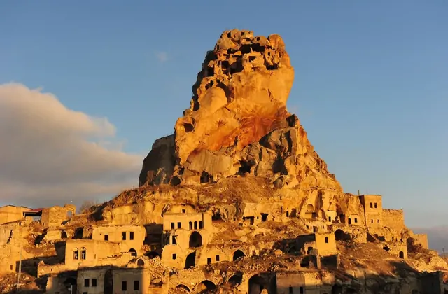 Primo piano della superficie di tufo traforata del Castello di Ortahisar in Cappadocia, che mostra secoli di abitazione umana scavata nella cittadella rupestre nel Cappadocia Yellow Tour.