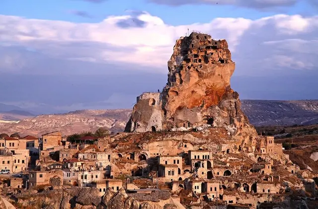 Il Castello di Ortahisar che si eleva sopra il borgo in Cappadocia, un monolite naturale di tufo usato come fortezza dall'epoca bizantina, tappa simbolo del Cappadocia Yellow Tour.