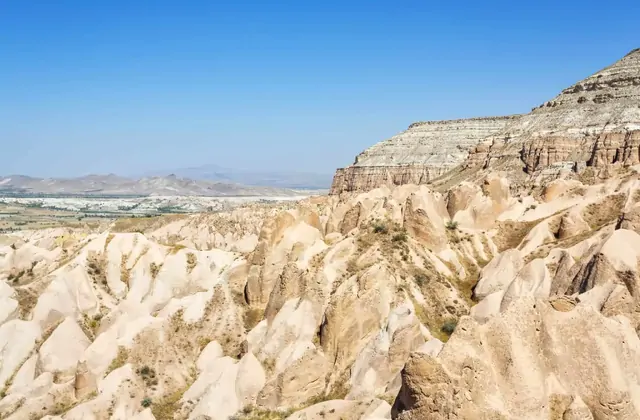 Antiche chiese rupestri nelle pareti rosate di Güllüdere, Cappadocia, con resti di affreschi bizantini, protagoniste culturali di rilievo nel Cappadocia Yellow Tour.