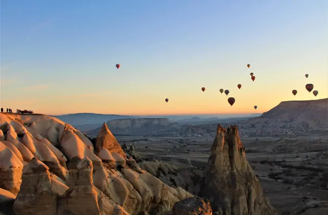 Vista attraverso la Valle dei Piccioni verso le formazioni vulcaniche in Cappadocia, con le caratteristiche pareti a nido d'ape visibili dalla terrazza panoramica del Cappadocia Yellow Tour.