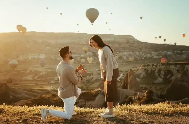 Una proposta di matrimonio a sorpresa si svolge in Cappadocia, Turchia, con mongolfiere che galleggiano sopra come testimone perfetto di uno dei momenti più romantici che questo paesaggio possa offrire.