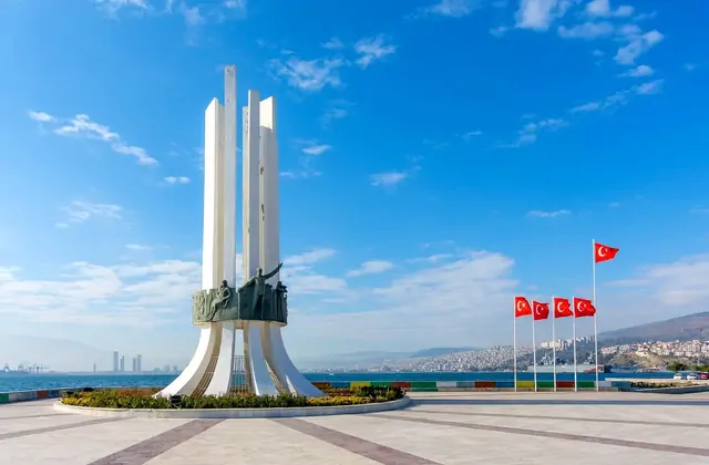 Los monumentos de Galípoli conmemoran soldados de múltiples naciones que perecieron en estas playas y en las trincheras arriba, creando un cementerio compartido de conmemoración internacional.