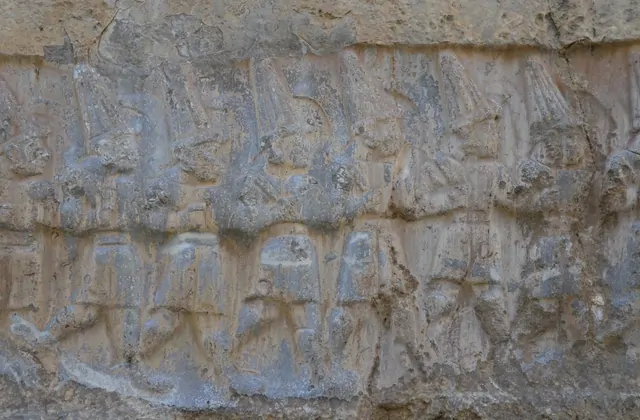 Due registri di figure divine ittite consumate scolpite nella roccia a Yazılıkaya vicino a Hattusa, Turchia, mostrano una processione cerimoniale di dei e dee che marciano in direzioni opposte sulla parete dell'antico santuario.