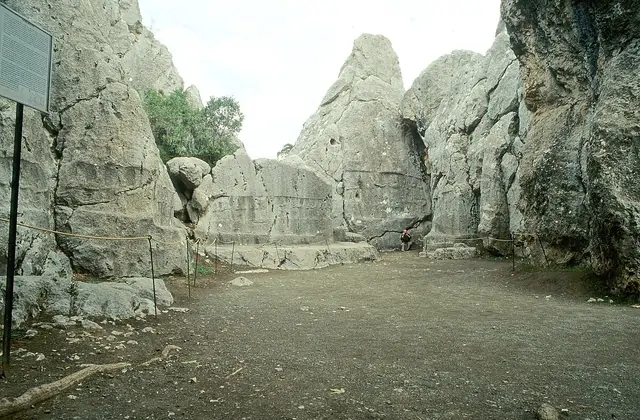 La drammatica camera di roccia aperta di Yazılıkaya, il santuario rupestre all'aperto ittita adiacente a Hattusa vicino a Boğazkale, Turchia, è affiancata da massicci affioramenti calcarei naturali che formano un sacro cortile chiuso.