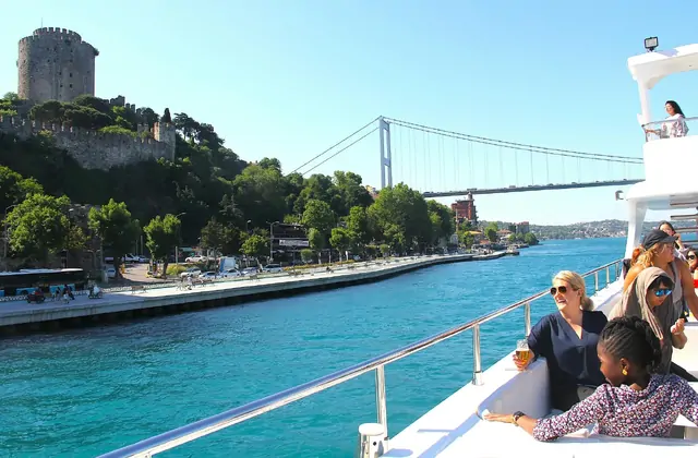 Un tour in barca per piccoli gruppi scivola sul Bosforo assolato di Istanbul durante il giorno, offrendo un modo intimo per scoprire lo skyline dello stretto con palazzi, moschee e ville sul lungomare.