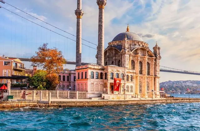 Una storica moschea si erge elegantemente lungo le rive dello stretto del Bosforo durante una pittoresca gita giornaliera in crociera a Istanbul, con le sue cupole e minareti riflessi nelle acque calme di questa famosa via d'acqua.