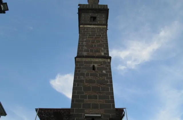 El famoso minarete de cuatro patas de la mezquita Kasım Padişah en Diyarbakır se apoya sobre cuatro pilares de piedra que cruzan una calle estrecha, con su singular base elevada que lo convierte en uno de los ejemplos más extraordinarios de arquitectura islámica de Turquía.