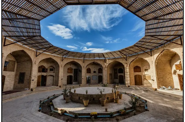 Un antico pozzo in pietra si trova al centro del cortile aperto all'interno della cittadella interna İç Kale di Diyarbakır, il suo bordo circolare in basalto levigato da secoli di utilizzo, punto focale per i visitatori durante i tour locali della fortezza.