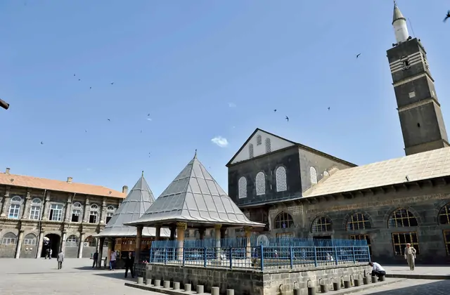 Il cortile della Moschea Kasım Padişah a Diyarbakır si apre rivelando la bassa cupola in pietra della moschea, la cui forma semplice ma potente riflette la tradizione architettonica artuqide che ha plasmato il profilo della città nel periodo medievale.