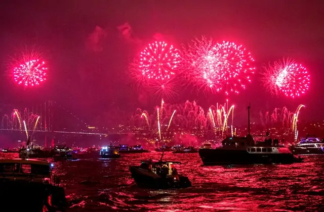 Vivace celebrazione di Capodanno a Istanbul a bordo di una nave da crociera sul Bosforo, con decorazioni festive e ospiti che ballano per accogliere il Nuovo Anno sull'acqua. Una delle ambientazioni per feste di Capodanno più iconiche della Turchia.
