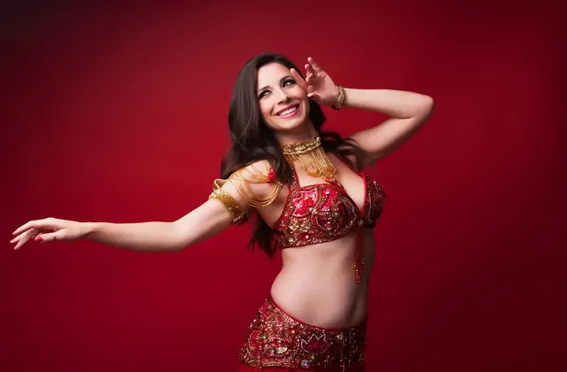 Danzatrice del ventre di Sultanas adornata con elaborate gioiellerie d'oro che si esibisce a un gala di Capodanno a Istanbul, mostrando i sontuosi costumi che caratterizzano l'intrattenimento della notte di Capodanno in Turchia. Un momento clou della celebrazione di Capodanno a Istanbul.